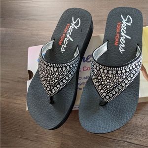 Sketchers size 7. Worn only one time.